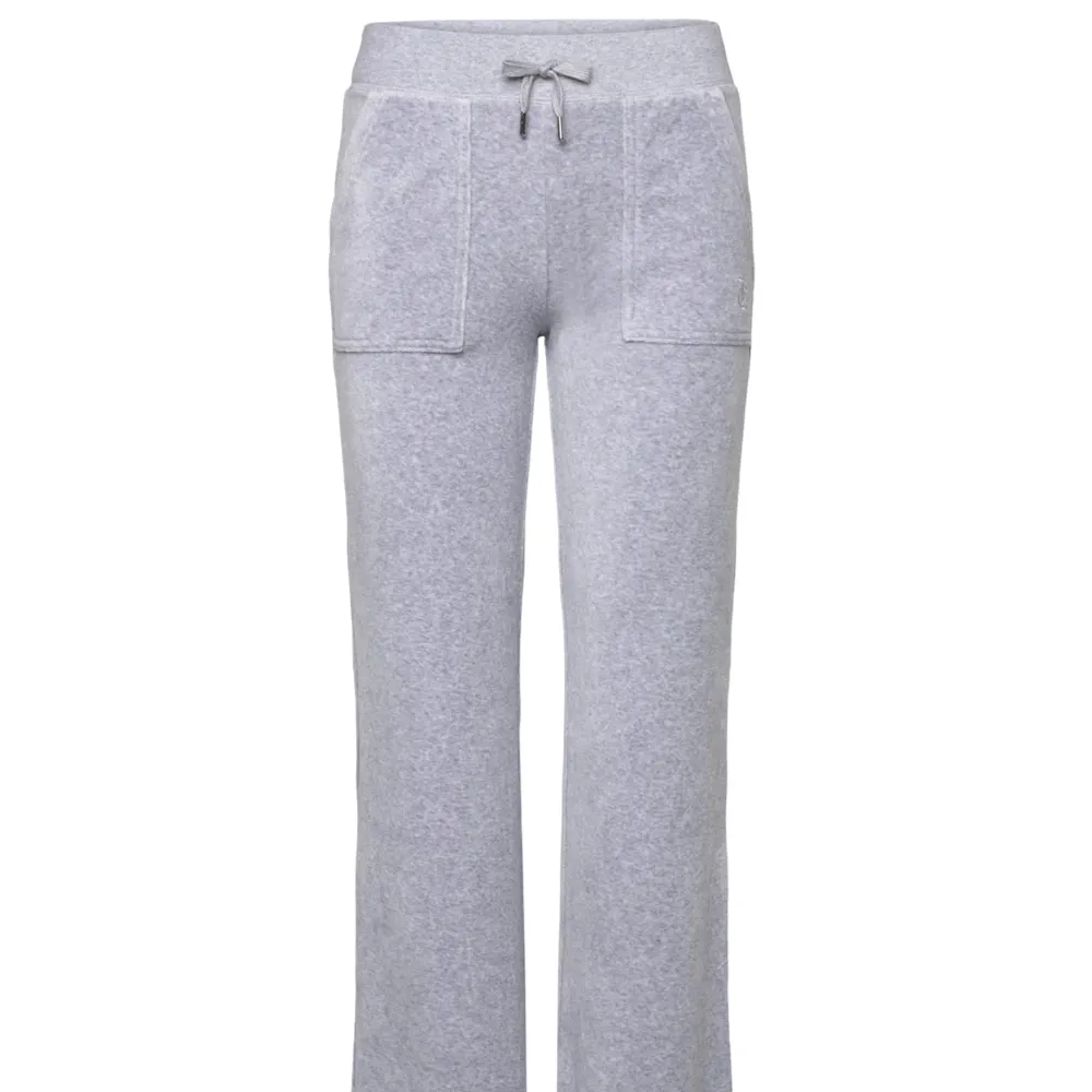 Säljer dessa snygga ljusgrå juicy couture byxorna i strl xs💕 Byxorna är uppsydda några centimeter för att passa någon runt 163-165☺️. Jeans & Byxor.