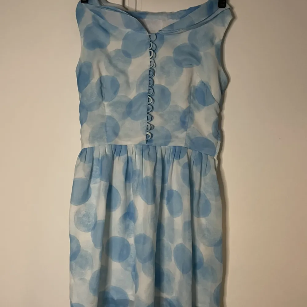 En blå klänning som är jättesöt men tyvärr aldrig kommer till användning. . Klänningar.