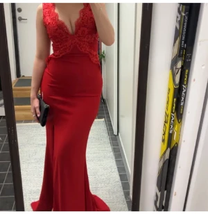 Röd balklänning - Röd balklänning köpt i new york!!!! Använd 2 gånger. Nypris 1299 pris kan diskuteras 