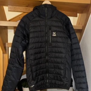 Haglöfs dunjacka  - Marinblå dunjacka (Haglöfs) Endast använd 4-5 gånger då den inte passar. Storlek S Nypris 2500kr  Skick 9/10