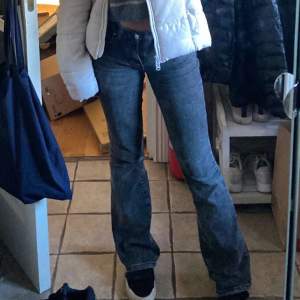 Low waist bootcut jeans från Gina Tricot i 32, sparsamt använda så de ser nya ut🤍 nypris 499kr 