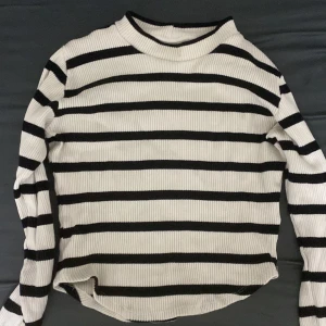 Fin stickad tröja - Jättegullig tröja, passar till hösten, stickad, svart och vit.