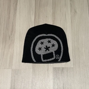 Ettresex mössa - Säljer denna mössa magiska mössa från ETTRESEX köpt för 600kr! Var inte min stil men passar säkert någon annan fett bra! Den är som helt ny inga defekter alls.