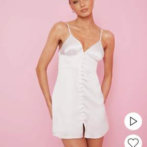 Jättefin mini dress i satin. Den är ifrån Biancas kollektion med Nelly. Klänningen är aldrig använd och vill kolla till någon som har nytta av den🫶🏼 Aldrig använd. Prislappen sitter kvar. Säljer för 450kr plus frakt. Ordinarie pris 750kr