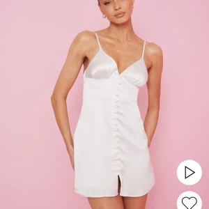Satin klänning  - Jättefin mini dress i satin. Den är ifrån Biancas kollektion med Nelly. Klänningen är aldrig använd och vill kolla till någon som har nytta av den🫶🏼 Aldrig använd. Prislappen sitter kvar. Säljer för 450kr plus frakt. Ordinarie pris 750kr