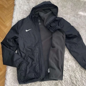 Svart nike jacka för bra pris - Helt ny svart Nike jacka för bra pris