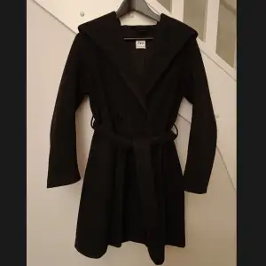 Jättefin svart kappa från Zara. Skön, stilren och varsamt andvänd. 