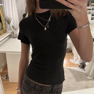 Stickad mörkgrå/ svart T-shirt  - Assnygg stickad T-shirt med fin passform 💗