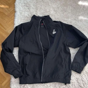 Helt ny Svart Nike Jordan jacka för bra pris. - Helt ny Jordan jacka för jätte bra pris