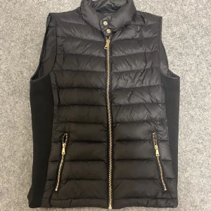Väst - Väst från Zara i storlek S i svart med guldiga detaljer