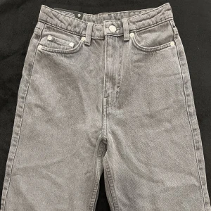 Weekday rowe jeans - Grå med raka ben, aldrig använda