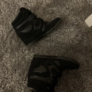 Isabel marant skor🥰 - Säljer dessa isabel marant inspirerade skor, såå fina och lika orginalet, stort sätt oanvända, pris kan diskuteras🥰 använd köp nu!