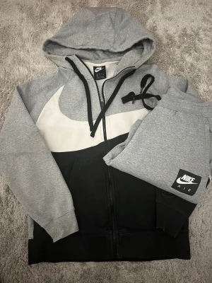 Nike tracksuit - Skön nike tracksuit. Gammal modell som finns inte längre o köpa. Passform är som nike tech och den är i jätte bra skick. Skriv för funderingar eller fler bilder:)