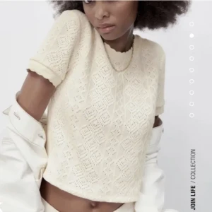 Zara topp - Säljer denna super söta topp ifrån zara i stolek m men passar även s.💗Den är använd några få gånger därav i nyskick 💗💕 Färgen är lite benvit åt de beiga hållet men mer vit dkulle jag säga än biege😊