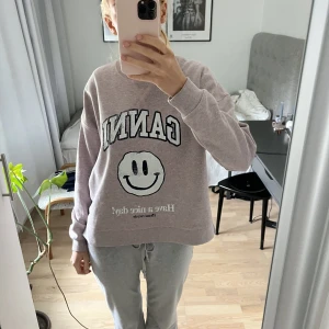 Ganni tröja  - Så snygg tröja från ganni i jätte bra skick. Tröjans nypris ligger runt 2300kr❤️☠️