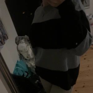 Stickad tröja  - En jätte mysig stickad tröja nu till hösten som är ljusblå och mörkblå färg. Perfekt nu när det börjar bli kallare. (Pris kan diskuteras)