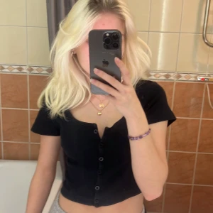 Svart tröja - Super söt svart t-shirt med knappar ❣️