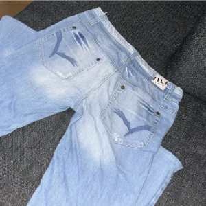 Lågmidjade jeans - Hej! Säljer dessa superfina lågmidjade jeansen från VILA dom dom ej passar mig💕 Pris går att diskutera🥰