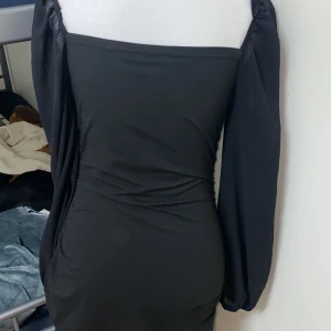 Ganska fin o kort för dom som gillar korta klänningar  - Jätte bra o man kan röra på sig jätte bra i den o de e jätte skönt klänning o att kunna ha i nån fest 