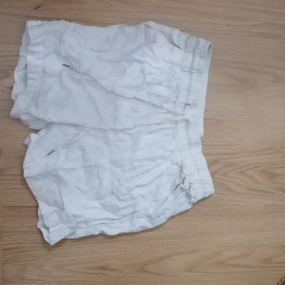 Ett par linne shorts som inte kommer till användning 💗. Shorts.