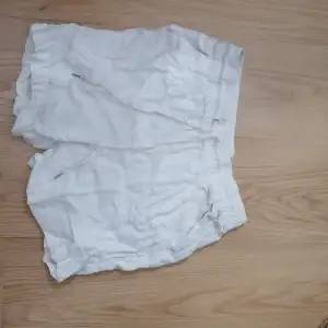 Ett par linne shorts som inte kommer till användning 💗