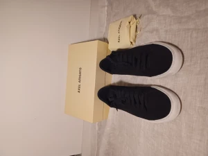 Arigato Clean 90 - Tjenixens, nu säljer jag dessa feta arigato skor i hög 9/10 skick. Säljer p.ga att jag köpt lanvins. Hör gärna av vid frågor och funderingar😁