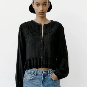 Topp - Så fin zara topp som är använd få gånger men varit omtyckt i garderoben. Säljer pga att den är förliten. Den är perfekt på dig som är storlek xs-s. Kan tänka mig att gå ner i pris❤️