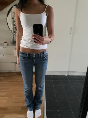 Lågmidjade jeans - Jättefina sitter som en w24/25. Är 167cm lång