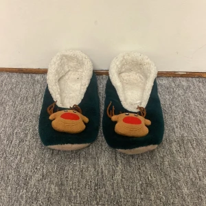 tofflor  - ett till par jul tofflor men som inte går upp, dom är mörk gröna med en ren där fram. Mysigt att ja vid jul❤️One size men passar mig o har 37