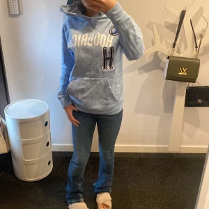 hoodrich hoddie  - en blå hoodrich hoddie i storlek xs (det finns snören till) 