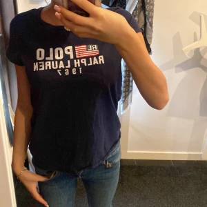 t-shirt  - en polo t-shirt, vet ej storlek men passar folk med xs