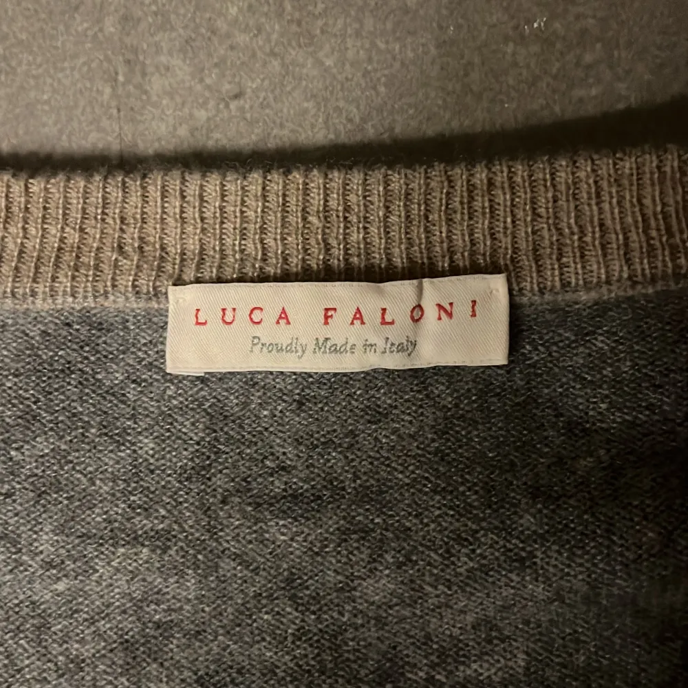 En grå V-rignad Luca faloni kashmirer tröja, helt ny nypris 3200, kvitto finns, hör av dig vid frågor. Tröjor & Koftor.