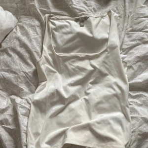 Trendigt linne! - Säljer detta linne som trendat mycke! Man kan välja att ha det så uringningen sitter bak vilket är skit snyggt! Skriv om du har frågor!💕💕💕