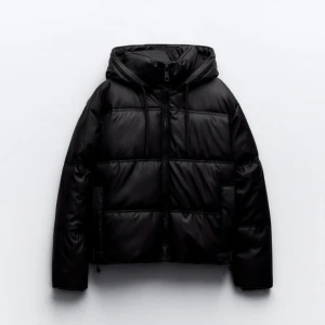 Zara Vinterjacka - Säljer nu min fina zara pufferjacket. Jätte fint skick utan några skador, värmer bra nu under vintern. Skriv priv för fler bilder. Köpt för 800kr