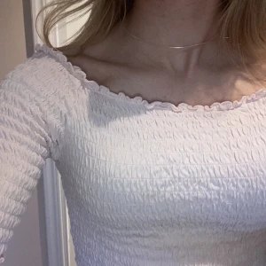 Fin topp coquette  - Toppen är i storlek 146-152 med stretch. Passar bäst xs men även s. Perfekt skick och väldigt söt. : )