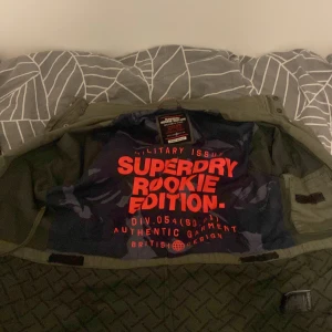 Super dry jacka - SuperDry jacka använd i ungefär ett halv år storlek medium. Har 3 svarta över strykningar.