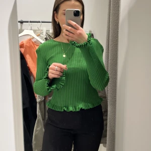 Tröja  - Superfin tröja från Ginatricot som tyvärr ej kommer till användning. Vidare armar och vringning baktill⭐️