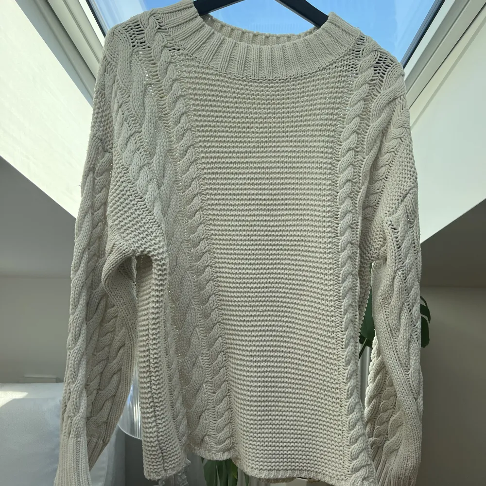 Chunky cable knit sweater Beige storlek L Använd fåtal gånger slutsåld på Gina. Tröjor & Koftor.