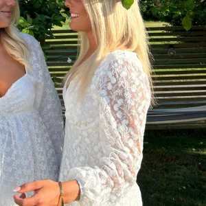 Vit klänning  - Säljer min fina vita klänning som endast använd 1 gång på midsommar. Köpt från Gina Tricot för 699kr men klänningen är slutsåld. Är 168cm och har storlek S. 