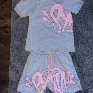Syna world short set- Grey x pink  - Säljer mitt syns world short set därför att jag fick det i present men ville ha en annan färg. Storlek S, nypris 2860kr. Testade en gång.