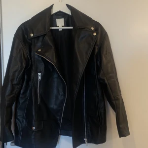 Skinnjacka - Skinnjacka från H&M i storlek Xs. Fint skick då den knappt används. Modellen är något oversized i längden och bredden men inte i armarna. 