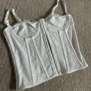 Korsett - Säljer denna populära korsett topp från Shein, helt oanvänd! I storlek: S. 