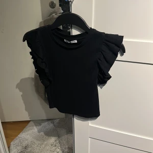 Zara topp  - Super gullig svart topp ifrån zara men säljer även en vit 