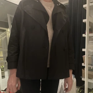 Moncler trenchcoat  - Super fin och trendig moncler trenchcoat funkar till allt och är perfekt nu till höst och vår men även på sommaren, fler bilder finns om det önskas  Storlek 2 vilket motsvarar s-M men passar även ca beroende hur man vill att den sitter