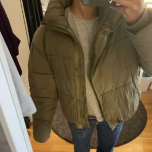 Jacka från zara - Jätte fin olivgrön Pufferjacka i nyskick, storlek M. Har själv xs/s och tycker att den sitter bra skulle inte säga att den är oversized. Första bilden är lånad men det är samma jacka 💕💕