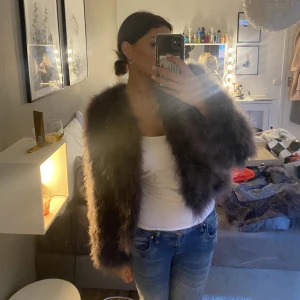 Pälsjacka mörkgrå storlek M - Fakepäls jacka mörkgrå storlek M. Märket står på bild tre! Ny skick🔥✨