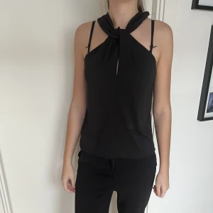 Svart topp - Topp från zara som knappt är använd och är i toppskick. 
