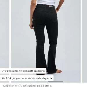 Svarta bootcut jeans med hög midja. Orginalpris: 599