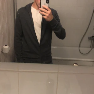 Grå zip tröja storlek M - Nu säljer jag min sjukt snygga zip tröja, den är i nyskick och har bara använt den 4 gånger så den är så gott som ny. 100% merino ull vilket gör den till en riktig sköning att rocka nu till hösten. Orginalpris 1000kr, säljer den för 399kr i nyskick.
