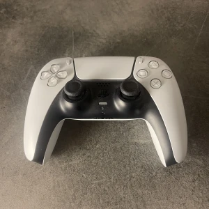 Playstation 5 dualsense kontroll - Säljer en näst intill oanvänd PS5 kontroll. Följde med då jag köpte Playstationet och har endast använts någon enstaka gång så i nyskick.  600kr eller bud. Finns att hämta i centrala Örnsköldsvik eller skickas på köparens bekostnad.